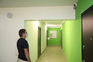 Нижегородцам напомнили правила установки тамбурной двери